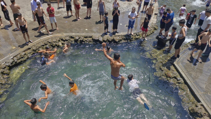 Diyarbakır’da sıcaktan bunalan çocuklar yasak olmasına karşın süs havuzuna akın etti