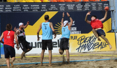 EHF Avrupa Plaj Hentbolu Şampiyonası Antalya’da sürüyor