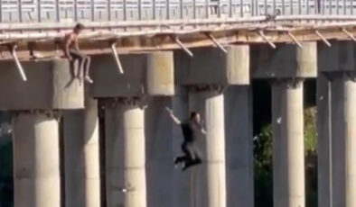 Elazığ’da gençler köprüden ırmağa atladı