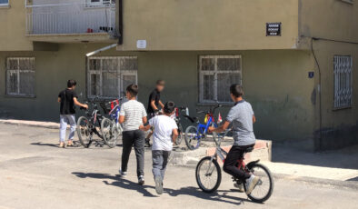 Elazığ’da sokakta bisiklet süren çocuğu ses yapıyor diye hastanelik etti