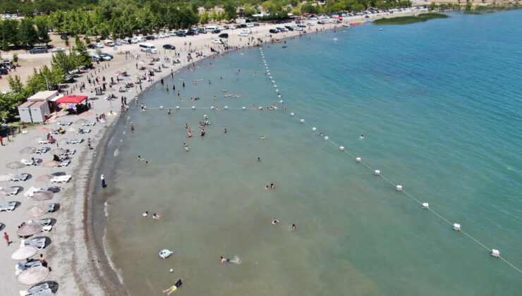 Elazığ’da tatilciler Hazar Gölü’ne akın etti