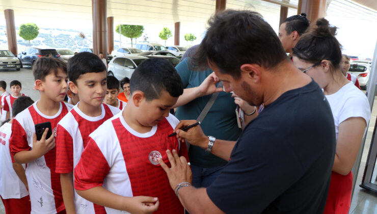 Emre Belözoğlu, kampta imza dağıttı