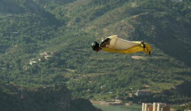 Erzincan’da 220 kilometre sürate ulaşan wingsuit atlayışı