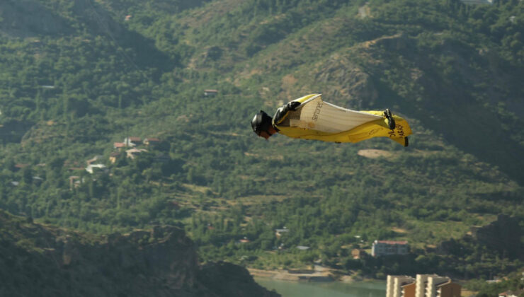 Erzincan’da 220 kilometre sürate ulaşan wingsuit atlayışı