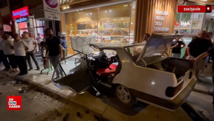 Eskişehir’de Tofaş, denetimden çıkıp kaldırımda yürüyen vatandaşa bu türlü çarptı