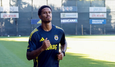 Fenerbahçe’de üç oyuncunun mukavelesi yenilendi