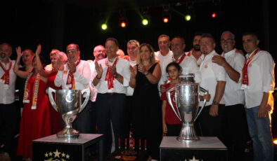 Galatasaray’ın kupaları Kuşadası’nda sergilendi