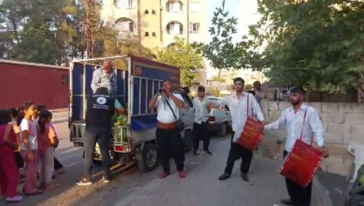 Gaziantep’te davul zurna eşliğinde 7 ton karpuz dağıttı: 10 dakikada tükendi