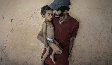 Gazze’de çocuklar açlıkla çaba ediyor