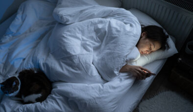 Gece telefonla uyumamanız için 5 kritik neden