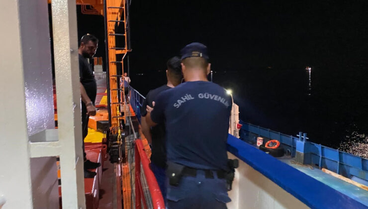Gemide saklanarak yurt dışına kaçmak isteyen göçmenler kaptanın ihbarıyla yakalandı