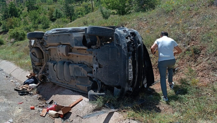Gümüşhane’de menfeze çarpan araç takla attı: 3 yaralı