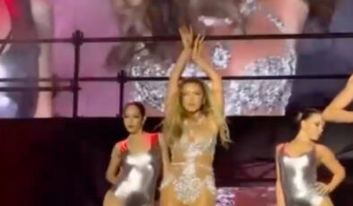 Hadise sahnede duş aldı