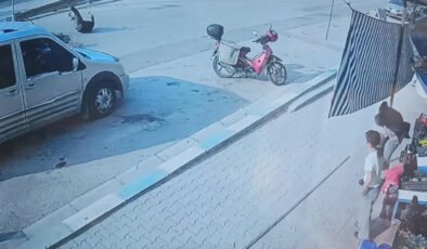 Hatay’da arabanın açılan kapısına çarpan motosiklet şoförü yaralandı