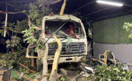 Hatay’da demir yüklü kamyon restoranın bahçesine uçtu: 2 yaralı