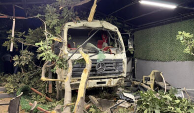 Hatay’da demir yüklü kamyon restoranın bahçesine uçtu: 2 yaralı
