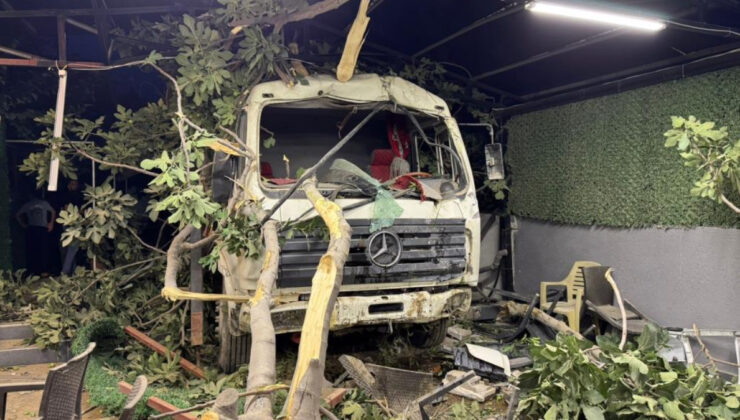 Hatay’da demir yüklü kamyon restoranın bahçesine uçtu: 2 yaralı