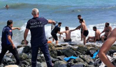Hatay’da denizde akıntıya kapılan 2 genç son anda kurtarıldı