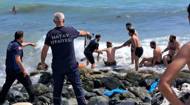 Hatay’da denizde akıntıya kapılan 2 genç son anda kurtarıldı