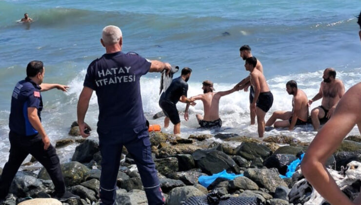 Hatay’da denizde akıntıya kapılan 2 genç son anda kurtarıldı