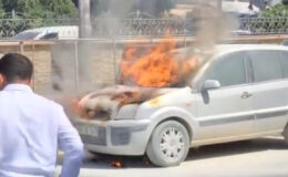 Hatay’da park halindeki araç alev alev yandı