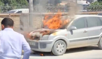 Hatay’da park halindeki araç alev alev yandı