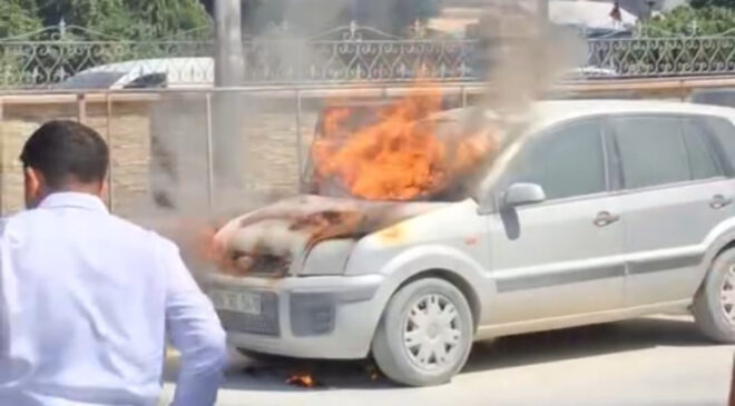 Hatay’da park halindeki araç alev alev yandı