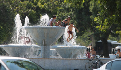 Hava sıcaklığının 40 dereceyi aştığı Kayseri’de vatandaşlar serinlemenin yollarını aradı
