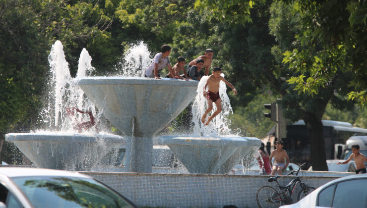 Hava sıcaklığının 40 dereceyi aştığı Kayseri’de vatandaşlar serinlemenin yollarını aradı