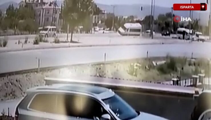 Isparta’da arabayla çarpışan minibüs devrilmekten son anda kurtuldu