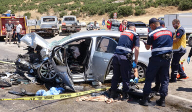Isparta’da iki araba baş başa çarpıştı: 1 meyyit, 9 yaralı