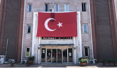 Isparta’da tornovidayla erkek arkadaşına saldırdı