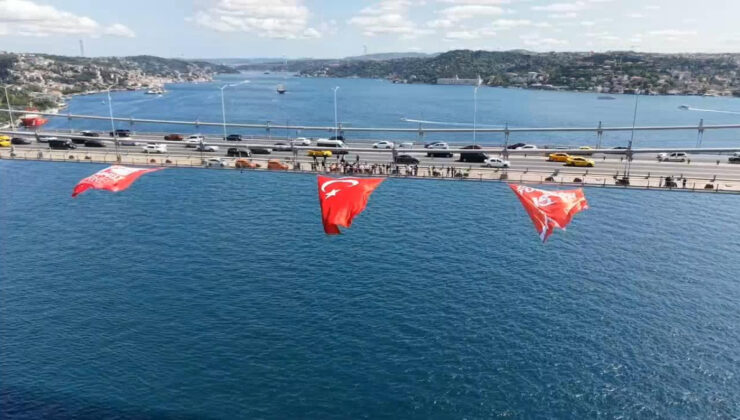 İstanbul’da 15 Temmuz Şehitler Köprüsü’ne Türk bayrağı asıldı
