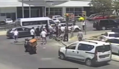 İstanbul’da araba ile motosikletin çarpıştı anlar kamerada