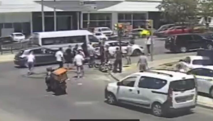 İstanbul’da araba ile motosikletin çarpıştı anlar kamerada