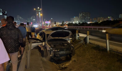 İstanbul’da araç makas attı: 2 araba boşluğa düştü