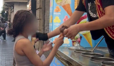 İstanbul’da bayan turiste külah oyunuyla taciz kamerada