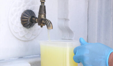 İstanbul’da cami avlusundaki çeşmeden su yerine limonata akıyor