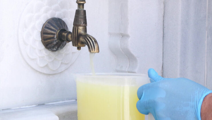 İstanbul’da cami avlusundaki çeşmeden su yerine limonata akıyor