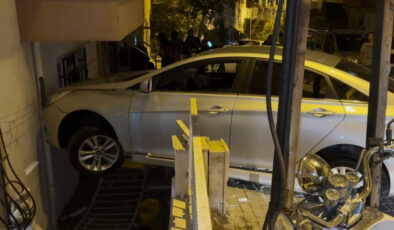 İstanbul’da fren yerine gaza basan şoför binaya çarptı