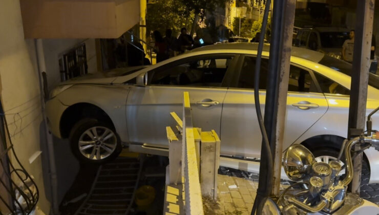 İstanbul’da fren yerine gaza basan şoför binaya çarptı