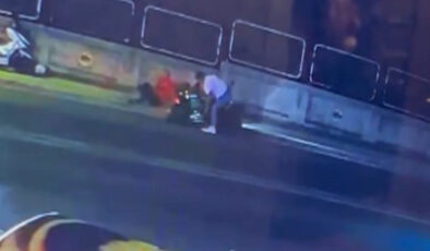 İstanbul’da iki motosikletlinin baş başa çarpıştığı anlar kamerada