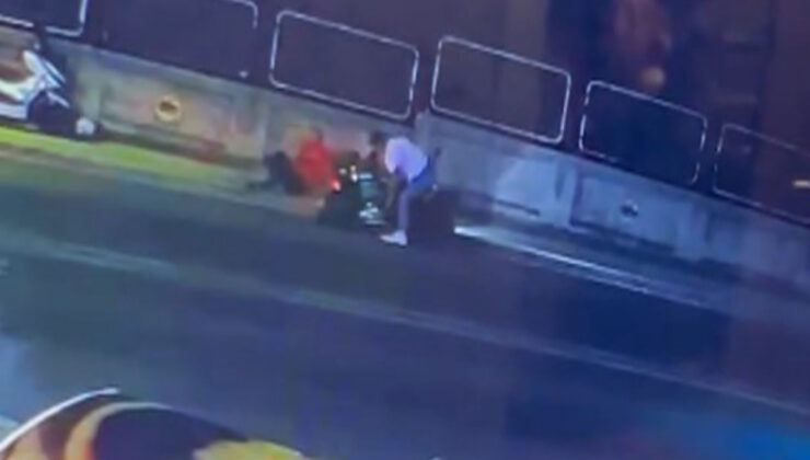 İstanbul’da iki motosikletlinin baş başa çarpıştığı anlar kamerada