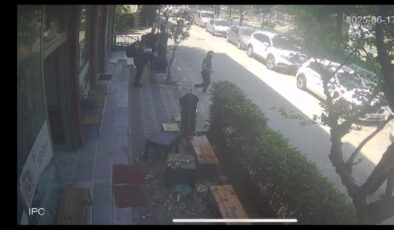 İstanbul’da kıraathane sahibiyle tartıştı; Çöpleri müşterilerin üzerine döktü