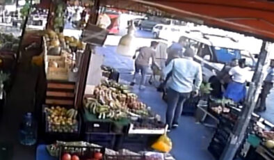 İstanbul’da market çalışanının zabıtaya bıçakla saldırdığı anlar kameraya yansıdı