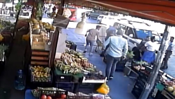 İstanbul’da market çalışanının zabıtaya bıçakla saldırdığı anlar kameraya yansıdı