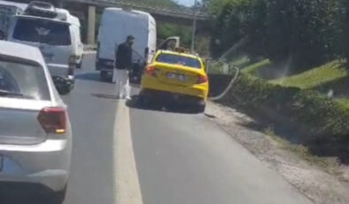 İstanbul’da minibüs sürücüsü taksiye saldırdığı anlar kameralara yansıdı