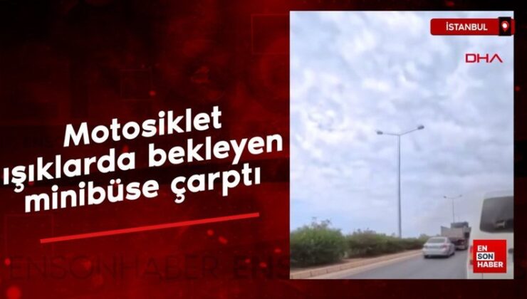 İstanbul’da  motosikletin trafik ışıklarında bekleyen minibüsün çarptığı kaza kamerasında