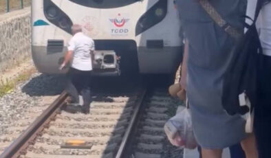 İstanbul’da raylarda duran yavru kediyi fark eden makinist treni durdurdu