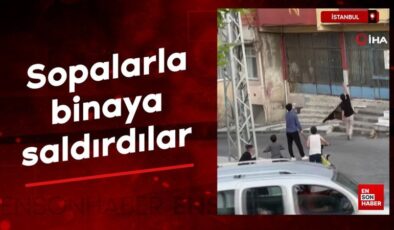 İstanbul’da sopalarla binaya saldırdılar